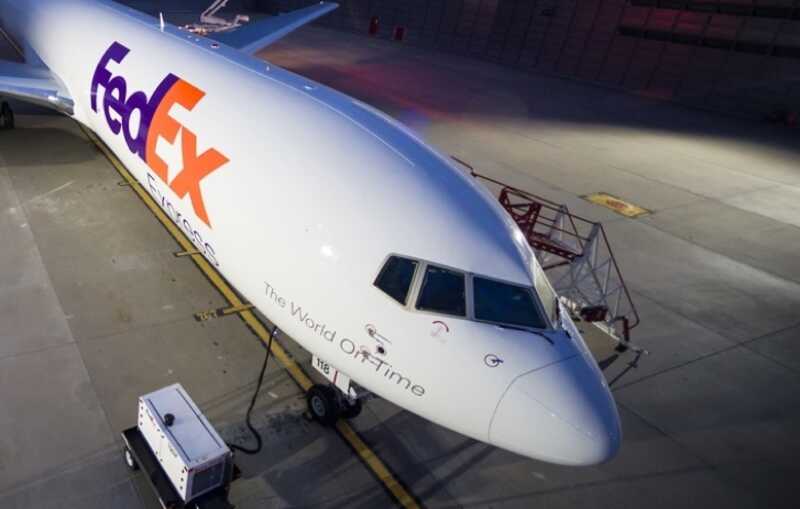 Самолет FedEx экстренно приземлился из-за загоревшегося двигателя